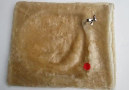 Das Bild zeigt, wie die Schraubzwingen angebracht werden.