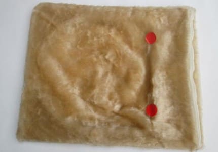 Der fertig angezogene Durchhänger für die Fenstersims von unten betrachtet. 