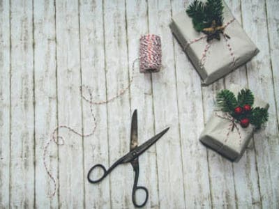 Sie benötigen nichts Besonderes um Geschenke katzengerecht einzupacken. Materialien um Geschenke einzupacken.